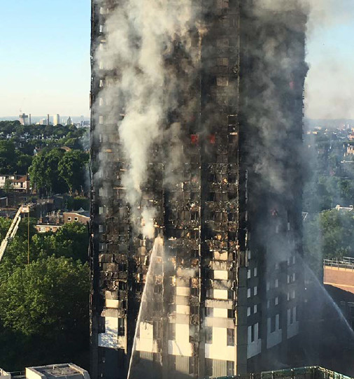 Zateplení budovy bylo hlavní příčinou ničivého požáru bytového domu v Londýně. Podrobnější informace si můžete přečíst v ESB 3/2017 na www.magazin-esb.cz (foto: Natalie Oxford, Creative Commons, CC BY 4.0 International, via Wikimedia Commons)
