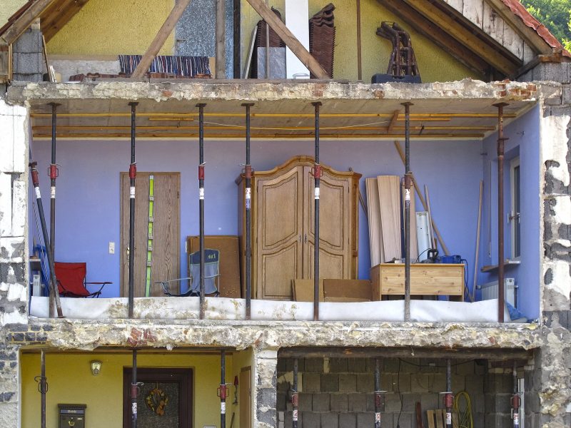 Stavby se před demolicí nedemontují, protože se nikomu nevyplatí recyklovat staré vybavení domu. (foto: Wolfgang Eckert, pixabay)