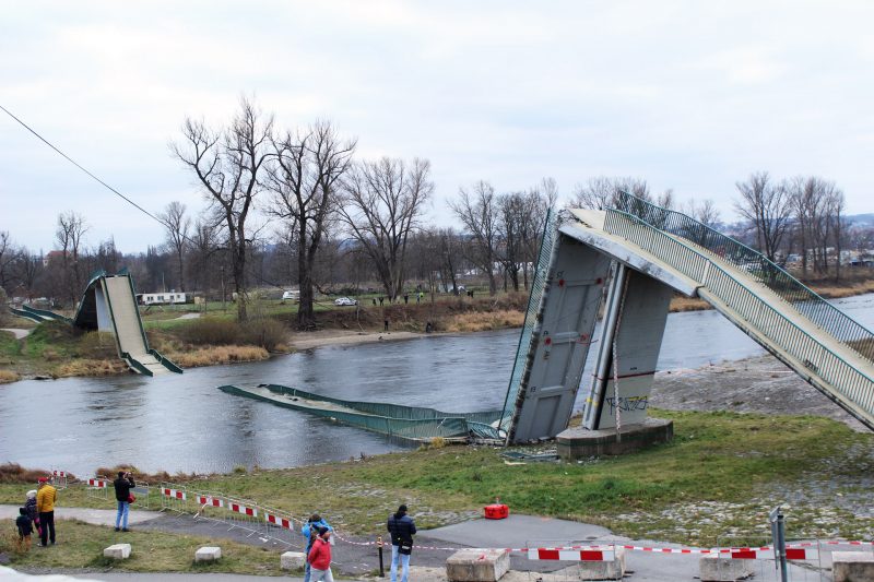 Po 33 letech provozu došlo ke zřícení trojské lávky v Praze. Most pro pěší – 256 m dlouhý a 3,8 m široký – realizovaný podle projektu prof. Jiřího Stráského byl otevřen 7. července 1984. K rekonstrukci v letech 1998 až 1999 nebyl původní projektant přizván. V roce 2002 most poškodila povodeň. V roce 2014 byla zjištěna koroze nosných ocelových kabelů. Most byl proto pravidelně kontrolován, zpráva o jeho stavu se odesílala každé dvě minuty. Poslední signál bez jakéhokoliv varování byl přijat 2. prosince 2017 krátce po poledni, lávka se zřítila o pár minut později. Zranili se čtyři lidé, z toho dva vážně. Dva roky po zřícení trojské lávky byly na základě vyšetřování a znaleckého posudku obžalovány dvě fyzické osoby – autor projektové dokumentace realizované před více než 35 lety a zástupce současného vlastníka/správce. (foto: cs.wikipedia.org, Jan Polák)