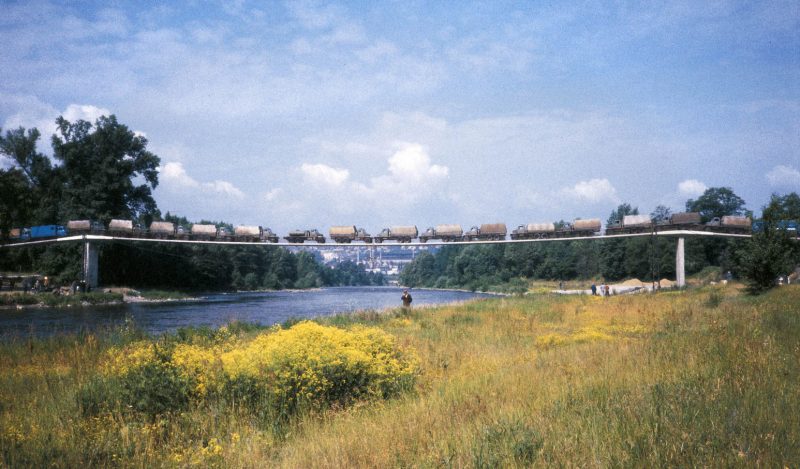 Fotografie zachycují výstavbu trojské lávky, která byla dokončena v roce 1984. (foto: archiv Jiří Stráský)