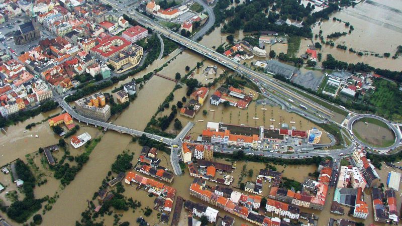 Rozvodněná řeka Mže zcela zničila městskou část Roudná v Plzni. Zdroj: Povodí Vltavy, s.p.