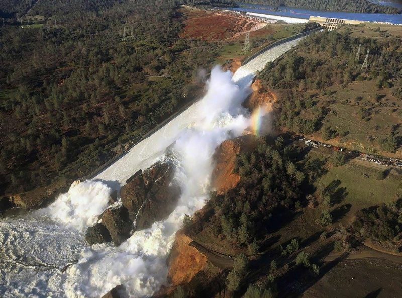 Pohled na přehradu Oroville z 11. února 2017 – poničený skluz hlavního přelivu (foto: California Department of Water Resources)