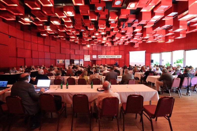 Kruhový kongresový sál hotelu Thermal se stal dějištěm letošní konference Městské inženýrství Karlovy Vary (foto: Jan Borecký)