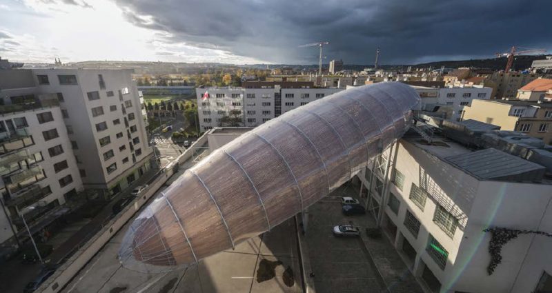 Unikátní vzducholoď Gulliver na střeše Centra současného umění DOX v Praze – Holešovicích