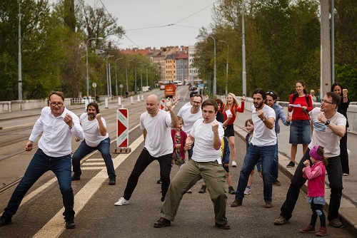 Pražáci tančí bojový tanec Haka za záchranu Libeňského mostu. Ani sebelepší tanec však kvalitu betonu nezmění. (foto: MAFRA – František Vlček)