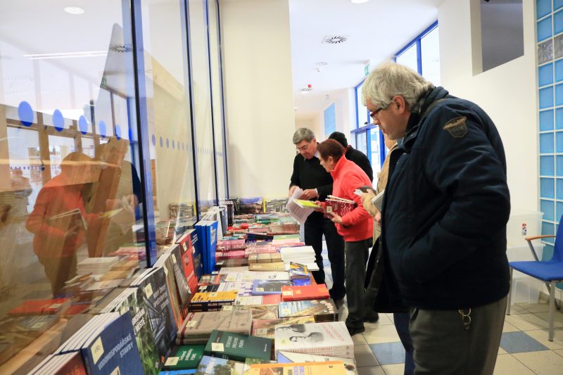 Se zájmem účastníků valné hromady se setkala tradiční prodejní výstava publikací z produkce Informačního centra ČKAIT. (foto: Jan Borecký)