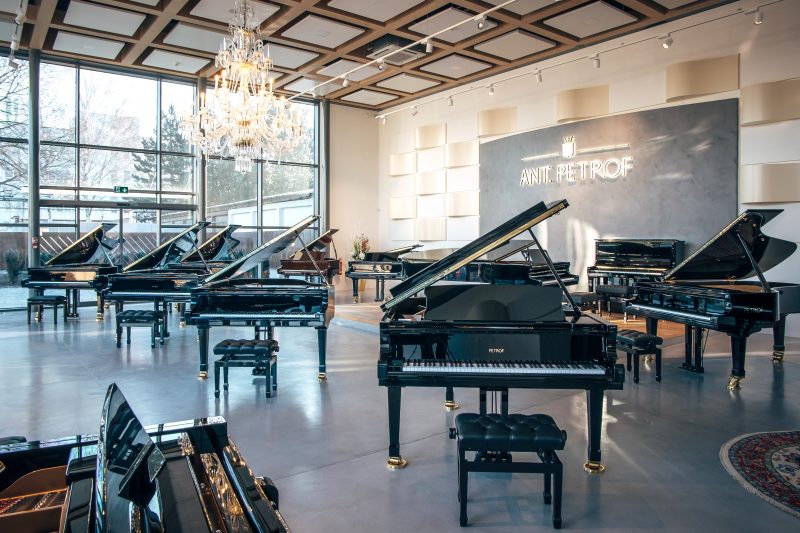 Pianosalon Petrof – výstavní prostor, kde jsou vystaveny výrobky firmy – klavíry, pianina, koncertní křídla různých provedení a tvarů (foto: oblast ČKAIT Hradec Králové)