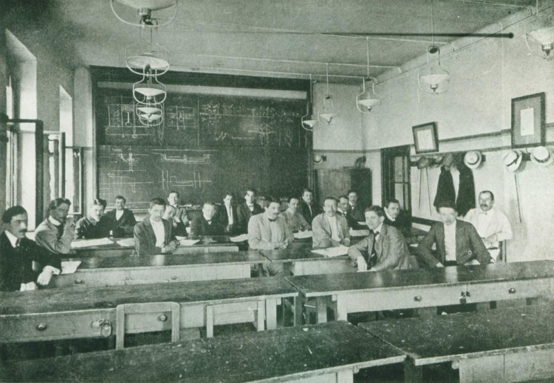 Posluchači stavebního inženýrství v posluchárně stavební fakulty VUT Brno v roce 1911 (zdroj: VUT v Brně)