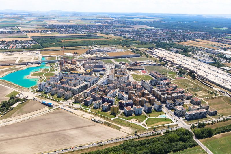 Nová multifunkční městská vídeňská čtvrt Aspern pro 20 000 obyvatel vzniká na 240 ha kolem uměle vybudovaného jezera. Dokončena má být do konce roku 2028. Fotografie dokončené výstavby v létě 2018. (zdroj: www.aspern-seestadt.at)