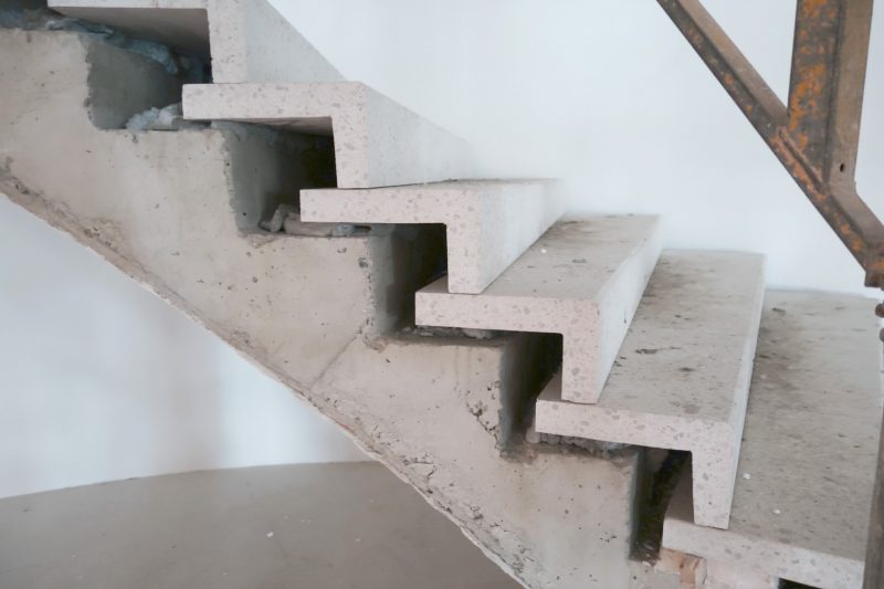 Příklad nevhodně realizovaného železobetonového točitého schodiště s prefabrikovaným obkladem z teraca, který nesedí správně na schodnicích. (foto: Linda Veselá)