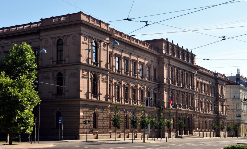 Sídlem Ústavního soudu je Brno. Ústavní soud je tvořen patnácti soudci, kteří rozhodují ve čtyřech tříčlenných senátech nebo v plénu. (foto: cs.wikipedia.org, Millenium187)
