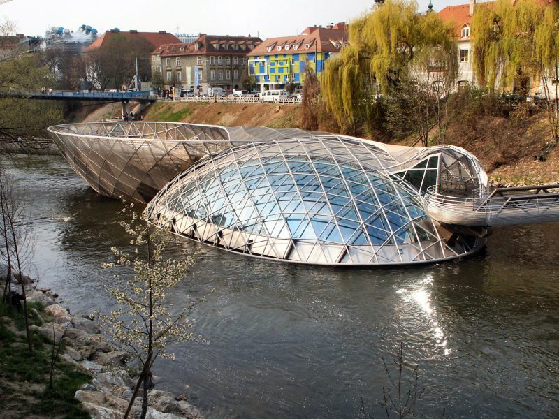 Jednou ze zastávek studijní cesty je Murinsel v rakouském Grazu – uměle vytvořená plovoucí plošina uprostřed řeky Mury. Navržena byla newyorským umělcem Vitem Acconcim