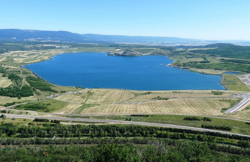 V září 2020 bude pro rekreační účely zpřístupněno jezero Most, které vzniklo rozsáhlou hydrickou rekultivací lomu Ležáky, dotčeného těžbou hnědého uhlí. (foto: ČKAIT, ČSSI)
