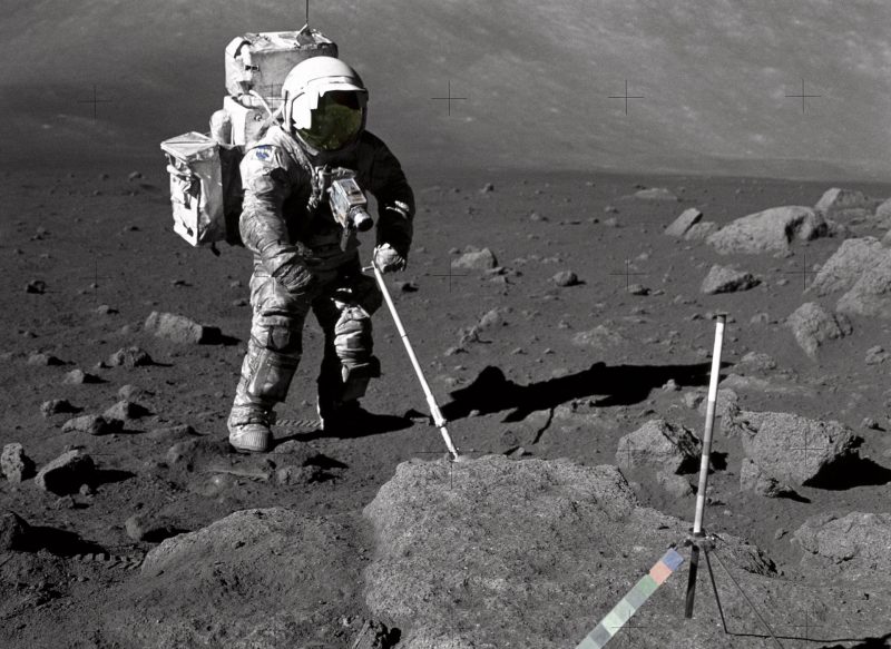 Jeden z nejslavnějších geologů astronaut Harrison H. Schmitt při sběru geologických vzorků na Měsíci. (zdroj: cs.wikipedia.org, NASA)