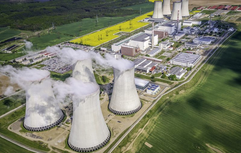 Elektrárna Dukovany II, kterou plně vlastní polostátní energetická společnost ČEZ, podle zadání Ministerstva průmyslu a obchodu oslovila vybrané zájemce – francouzskou EDF, jihokorejskou KNHP, kanadsko-americký Westinghouse a ruský Rosatom, aby do konce listopadu 2021 doložili, jak budou naplňovat bezpečnostní požadavky na dodavatele nového jaderného zdroje. Finální rozhodnutí o tendru má zaznít až po podzimních volbách. Výstavba má být zahájena v roce 2029, uvedení nového bloku do zkušebního provozu se plánuje na rok 2036. (foto: ČEZ)