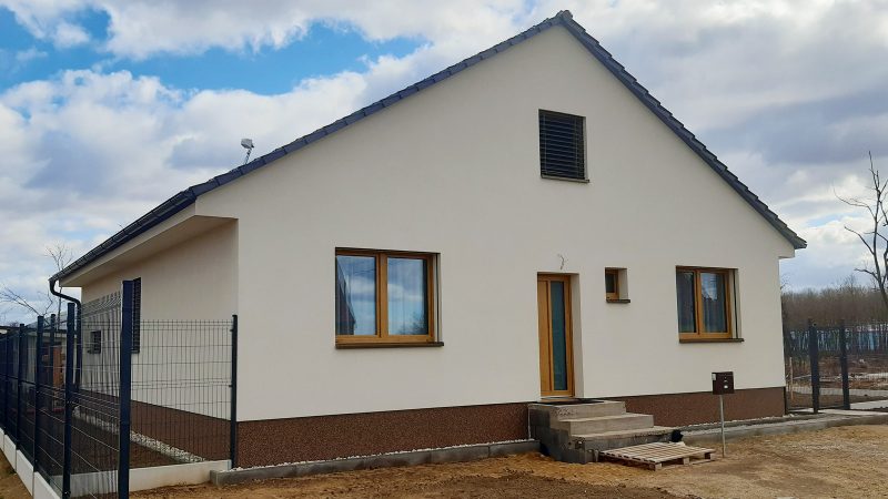 Nový dům na místě domu zničeného tornádem o pět měsíců později. Foto: Zdeněk Kaňa
