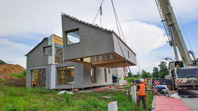 Montáž pasivního modulárního rodinného domu v Nemojanech, který je sestaven ze čtyř modulů o velikosti 4 × 11 m