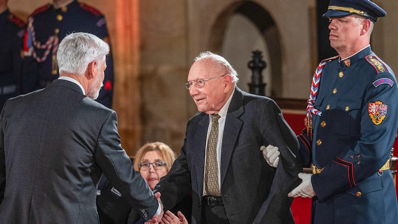 Ing. Jan Vítek, DrSc., přebírá státní vyznamenání z rukou prezidenta ČR. Foto: René Volfík