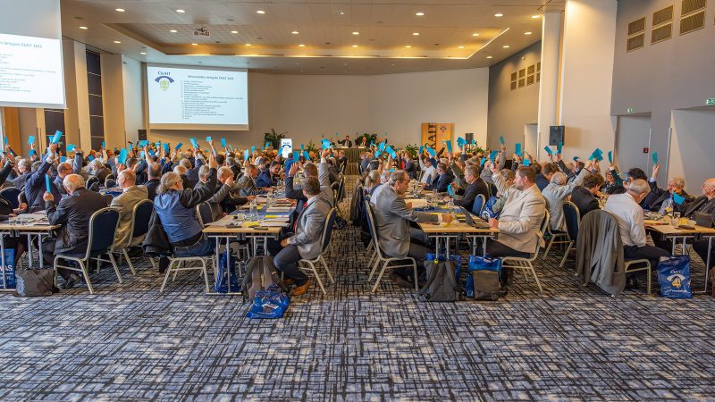 Delegáti nejdříve schválili program shromáždění prezenčně, následná hlasování již probíhala elektronicky.