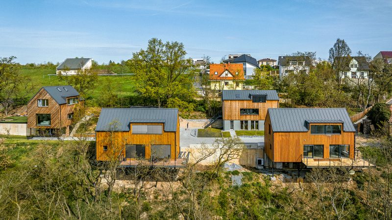 Mezi stavby s mírným nebo vyšším požárním nebezpečím patří většina menších staveb pro bydlení. Na ilustračním obrázku rodinné domy pro trvalé bydlení nebo rekreaci umístěné v prudkém svahu Viniční terasy v Plzni, které byly oceněny v letošní Ceně inženýrské komory. Foto: archiv cik.ckait.cz