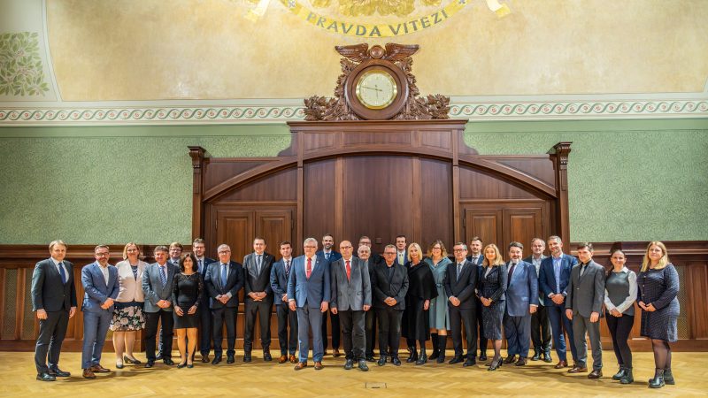 Ing. Radek Neužil, LL.M. (KDP ČR); Mgr. Ing. Petr Toman (KDP ČR); Ing. Petra Pospíšilová (KDP ČR); MUDr. Milan Kubek (ČLK); Ing. Roman Buček (KPZ ČR); Mgr. Hana Holasová (KPZ ČR); PharmDr. Martin Kopecký, Ph.D. (ČLnK); MUDr. Robert Houba, Ph.D. (ČSK); doc. MUDr. Roman Šmucler, CSc. (ČSK); Ing. Radek Hnízdil, Ph.D. (ČKAIT); Ing. Robert Špalek (ČKAIT); Ing. Michal Drahorád, Ph.D. (ČKAIT); Ing. Vladimír Vácha (KSZ ČR); Ing. Viktor Kotrubenko (KSZ ČR); Ing. Petr Ort, Ph.D. (KSZ ČR); Ing. arch. Jan Kasl (ČKA); Mgr. Radim Neubauer (NK ČR); Ing. Dagmar Mošnerová (ČKA); Ing. Hana Mužátková (KA ČR); JUDr. Petr Čáp (ČAK); Ing. Martin Dvořák (KA ČR); JUDr. Monika Novotná (ČAK); doc. Ing. Ladislav Mejzlík, Ph.D. (KA ČR); Ing. Milan Bláha (KA ČR); Ing. Libor Vavrečka (ČKZ); Ing. Jaroslav Cibulka (ČKZ); MVDr. Kateřina Valdhans (KVL ČR); JUDr. Daniela Foltýnová (KVL ČR)