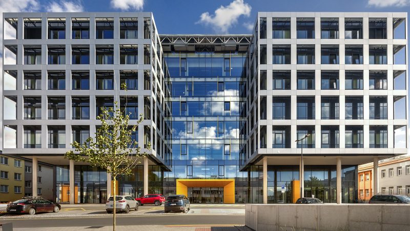 Výstavba pavilonu centrálního urgentního příjmu v Pardubické nemocnici získala cenu Stavba roku 2025 v Pardubickém kraji