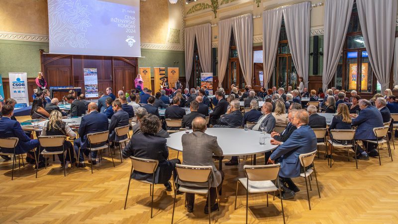 Slavnostní vyhlášení výsledků 21. ročníku Ceny inženýrské komory proběhlo ve Fantově sále 17. října 2025 v předvečer Shromáždění delegátů ČKAIT. Večerem provázela předsedkyně poroty Ing. Renata Zdařilová, Ph.D.