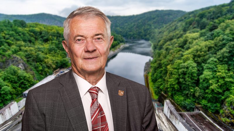 Ing. František Hladík (⁕ 28. ledna 1946) v roce 1970 začínal ve státním podniku Povodí Vltavy na pozici projektanta a svou profesní kariéru tam ukončil po 37 letech v pozici generálního ředitele. Na pozadí je přehrada Slapy