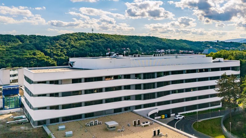 Nový pavilon s operačními sály v Masarykově nemocnici v Ústí nad labem získal hlavní cenu Stavba Ústeckého kraje 2025 a Cenu hejtmana pro bezbariérovou stavbu