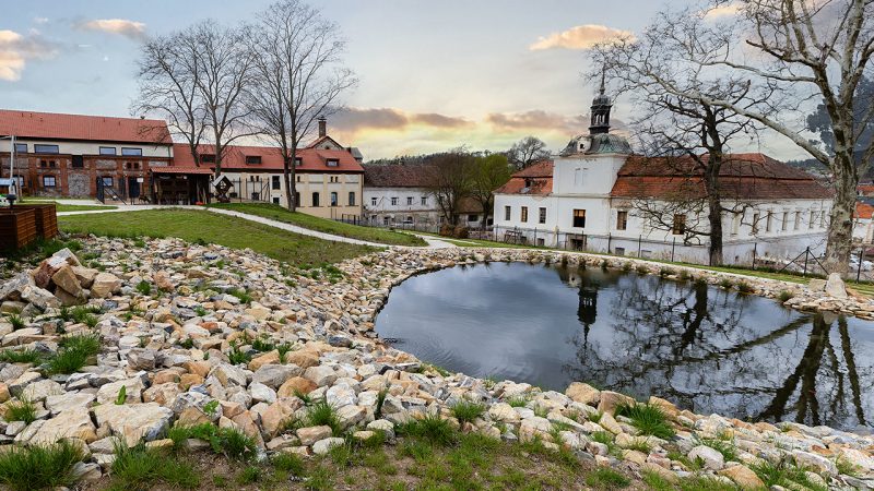 Domov pro seniory Tmaň je příkladem kvalitního a udržitelného návrhu. Chráněné bydlení pro seniory je zapojeno do každodenního dění v obci. Více viz Stavba roku Středočeského kraje 2025
