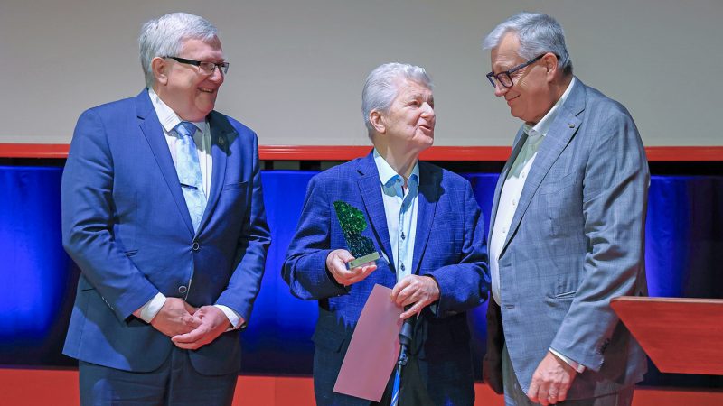 Ing. Bohumír Baxa, čestný člen ČKAIT, se letos stal osobností stavitelství Karlovarského kraje. Ocenění mu předali předseda ČKAIT Ing. Robert Špalek a prezident Svazu podnikatelů ve stavebnictví Ing. Jiří Nouza