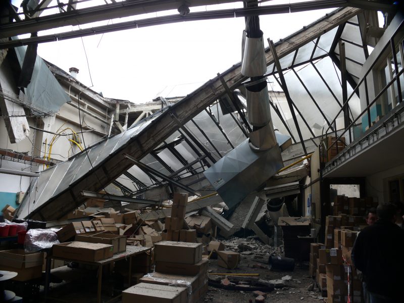 Část střechy ve výrobní hale se zřítila v  srpnu 2018